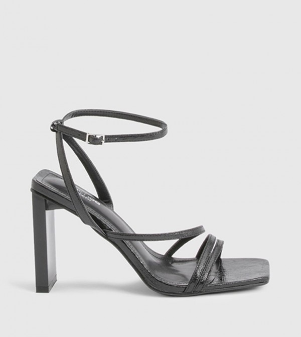 صندل بكعب عريض 