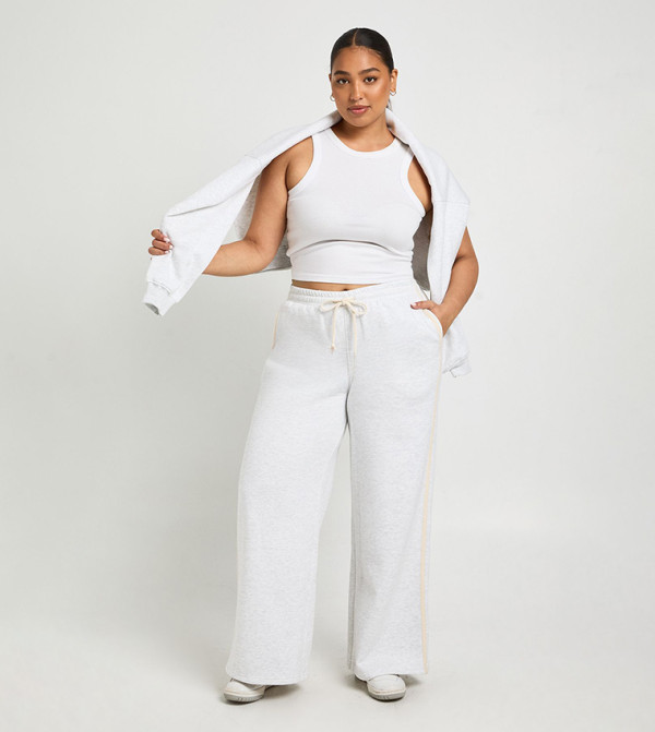 بنطال رياضة واسع بخطوط جانبية للمقاسات الكبيرة 