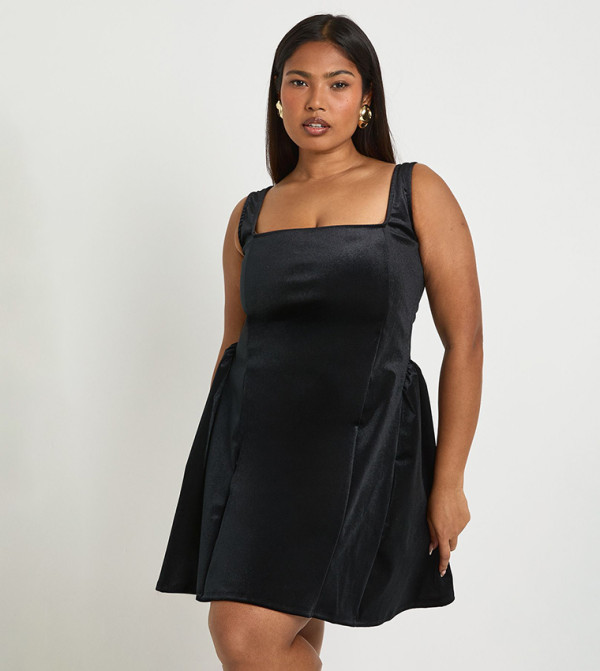 فستان ميني سكيتر مخمل بقبة مربعة للمقاسات الكبيرة 