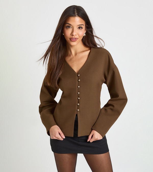 جاكيت بأزرار ذهبية وكم طويل 