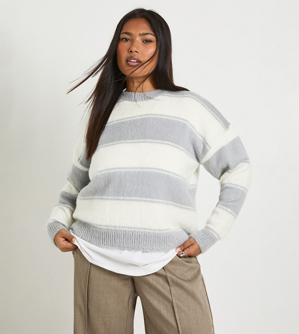 سويتر مخطط بقبة عالية للمقاسات الكبيرة 