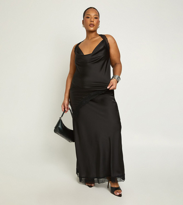 توب ساتان بحواف دانتيل وقبة منسدلة للمقاسات الكبيرة 