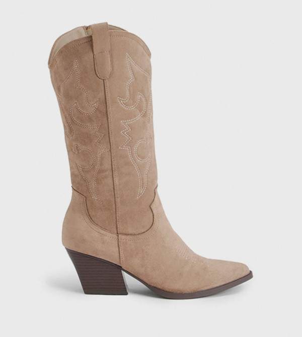 بوت كاوبوي وسط مطرز