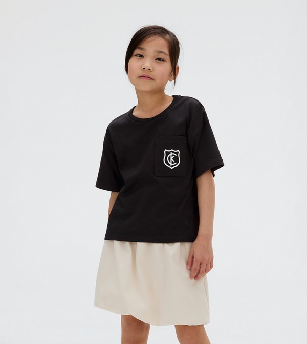 تيشيرت بتطريز الشعار وياقة مستديرة