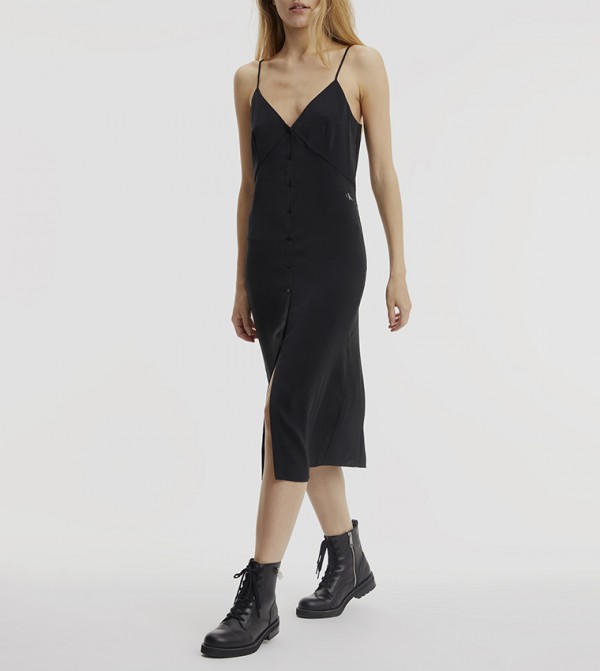 فستان بأزرار 