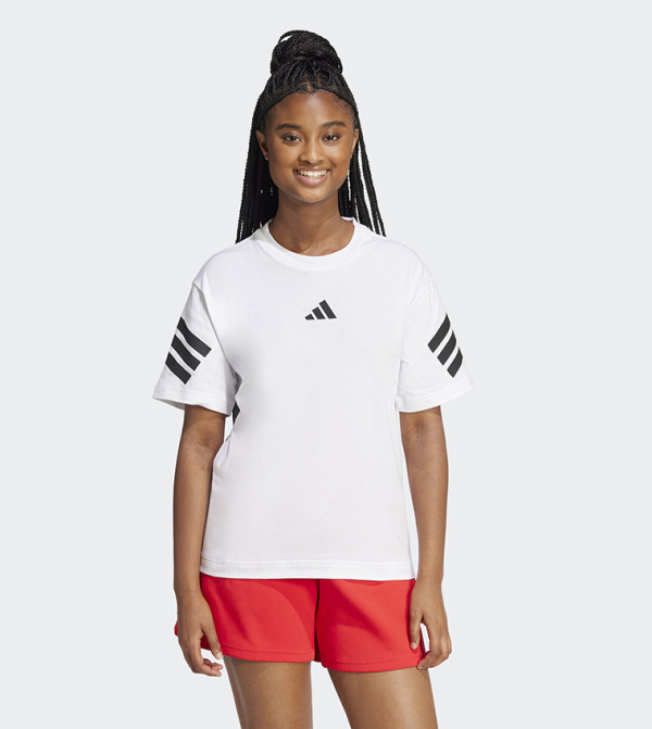 تيشيرت بأكمام قصيرة وثلاث خطوط 