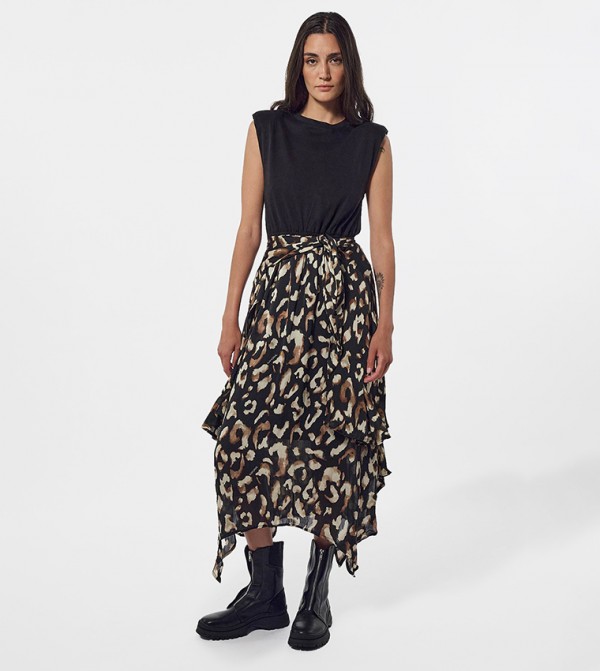 فستان بقصة غير متساوية وطبعة