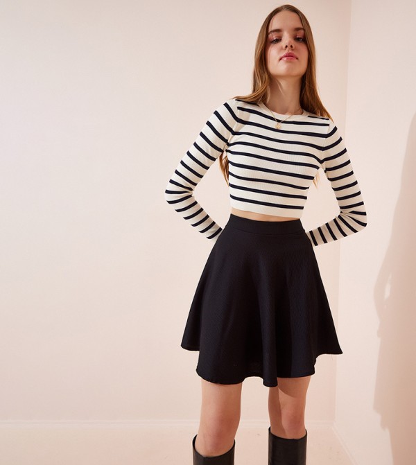 Buy Trendyol Limited Edition Pleated Mini Skirt In Black | 6thStreet UAE