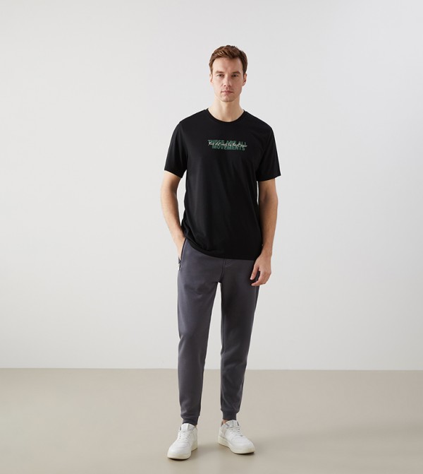 بنطال جوغر برباط وقصة ضيقة 