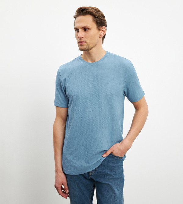 تيشيرت بياقة مستديرة وكم قصير 