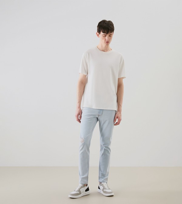 750 Distressed Slim Fit Jeans