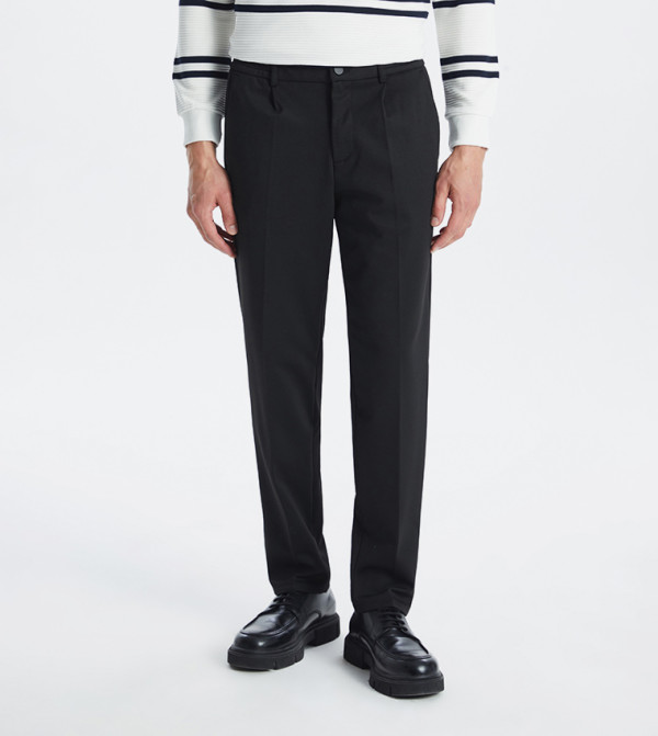 بنطال بقصة عادية وخصر متوسط