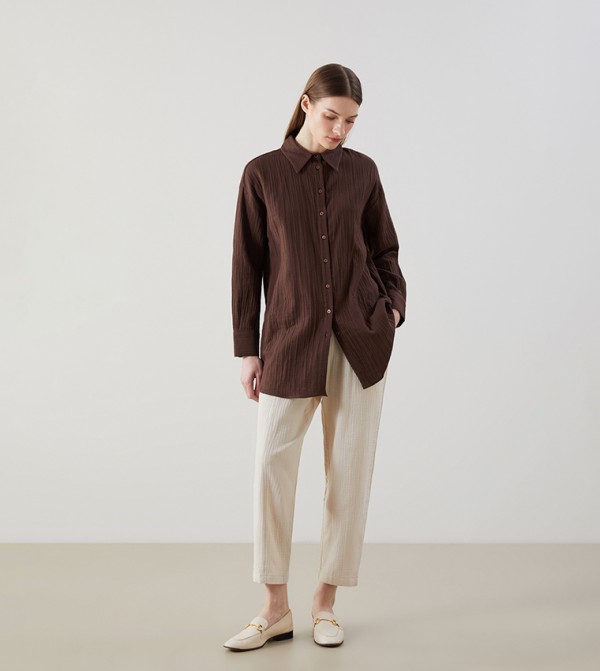 بنطال بقصة ضيقة وخصر مطاطي