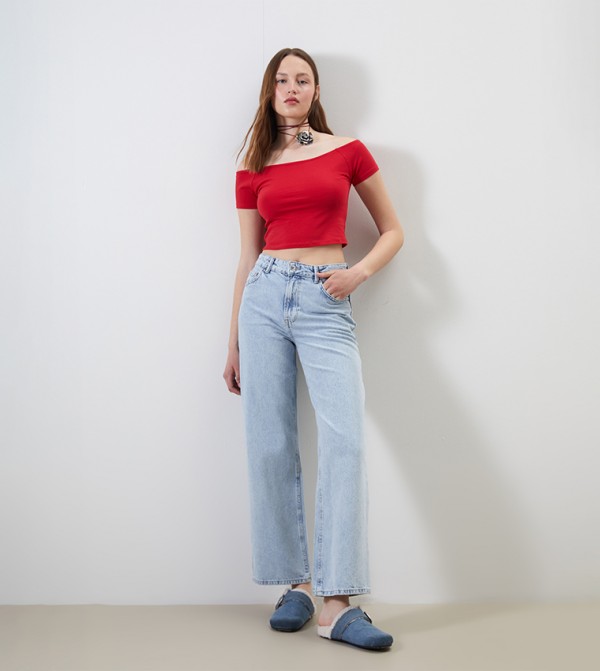 جينز بقصة مستقيمة بخصر عالي