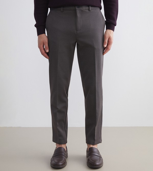 بنطال تشينو بقصة ضيقة وخصر متوسط