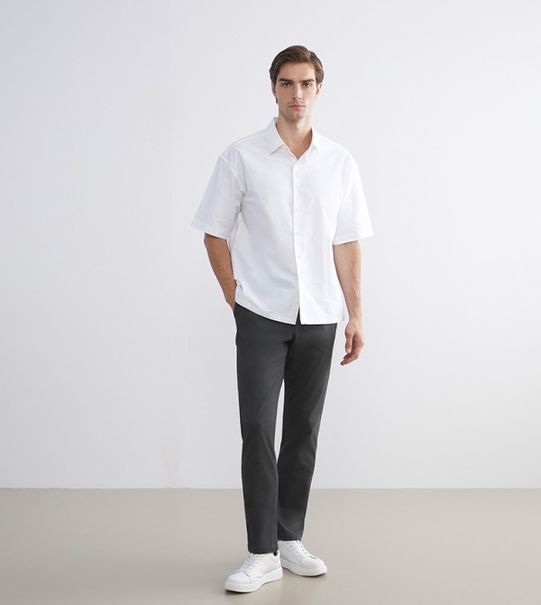 بنطال شينو سادة بخصر متوسط وقصة ضيقة