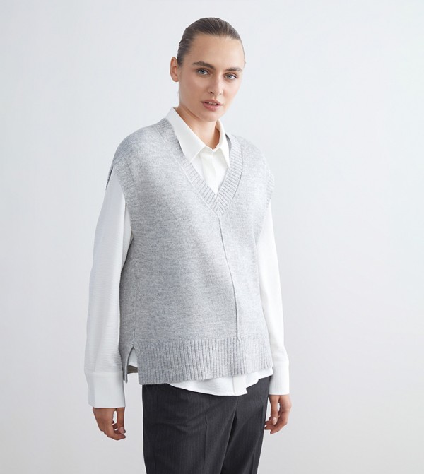 فيست محبوك سادة برقبة V