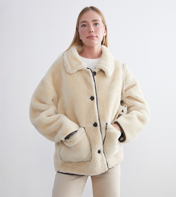 جاكيت بياقة وأزرار 