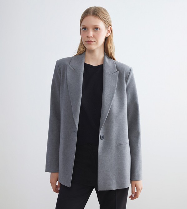 بليزر بقصة عادية وكم طويل 