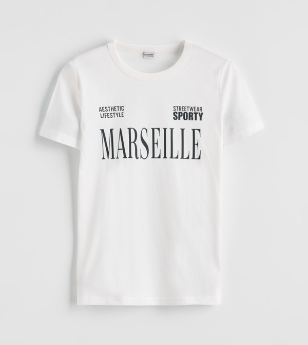 تيشيرت كم قصير بطبعة 