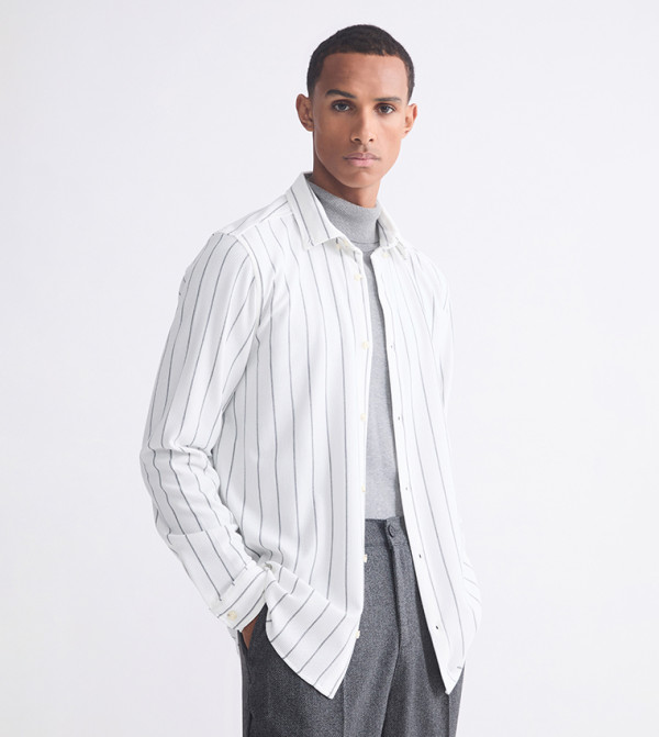 قميص مخطط بكم طويل وقصة ضيقة 