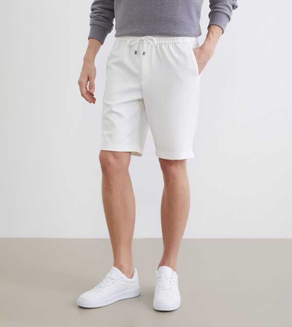 شورت كاجوال بخصر متوسط برباط على الخصر