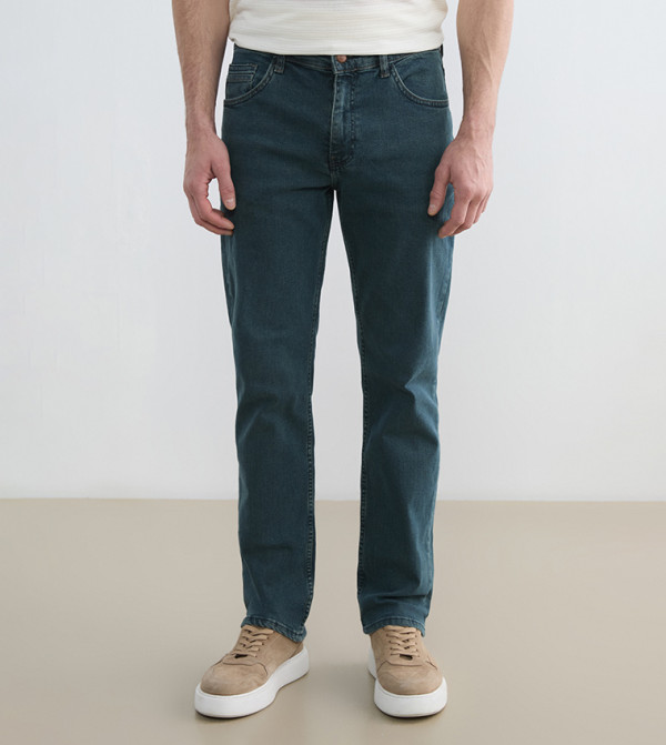 بنطلون جينز 779 مغسول بخصر متوسط بقصة مستقيمة 