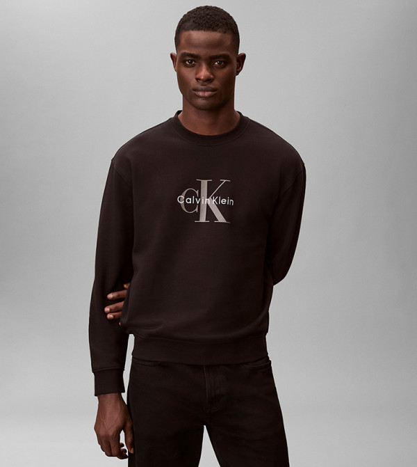 سويتشيرت بقبة مستديرة بشعار مطرز 