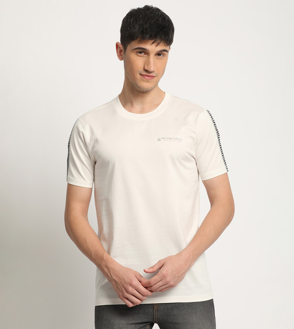 تيشيرت برقبة دائرية وشعار الماركة