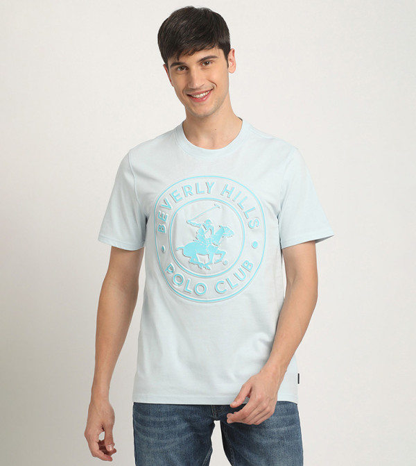 تيشيرت بشعار الماركة وبأكمام قصيرة