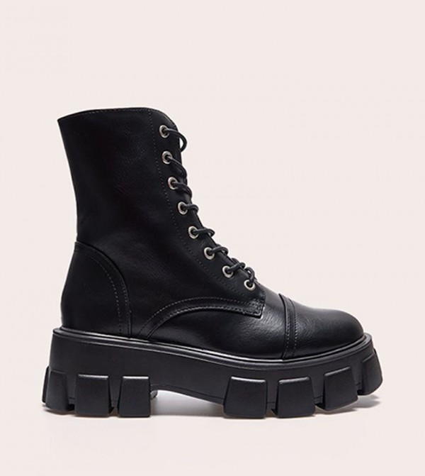 بوت هايك برباط بنعل سميك للغاية للمقاسات الكبيرة