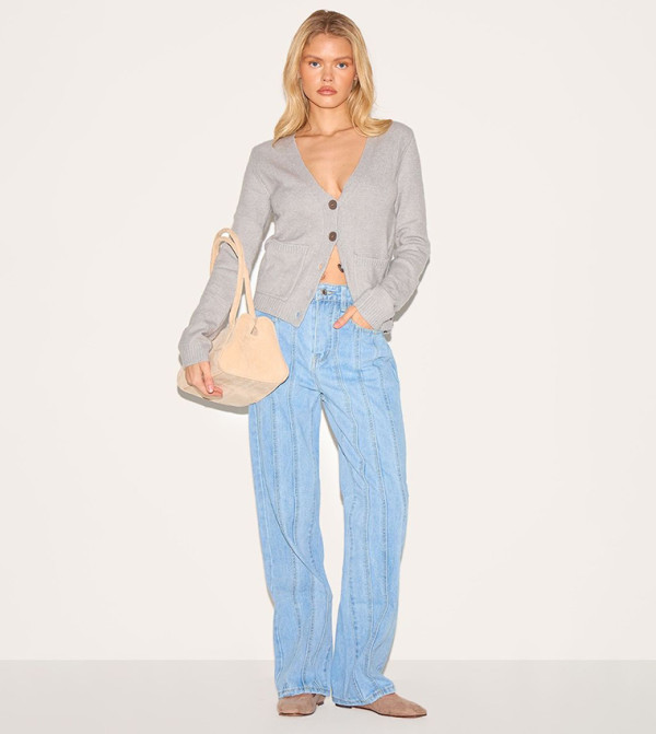 بنطال جينز مغسول بخياطة أمامية بقصة مستقيمة