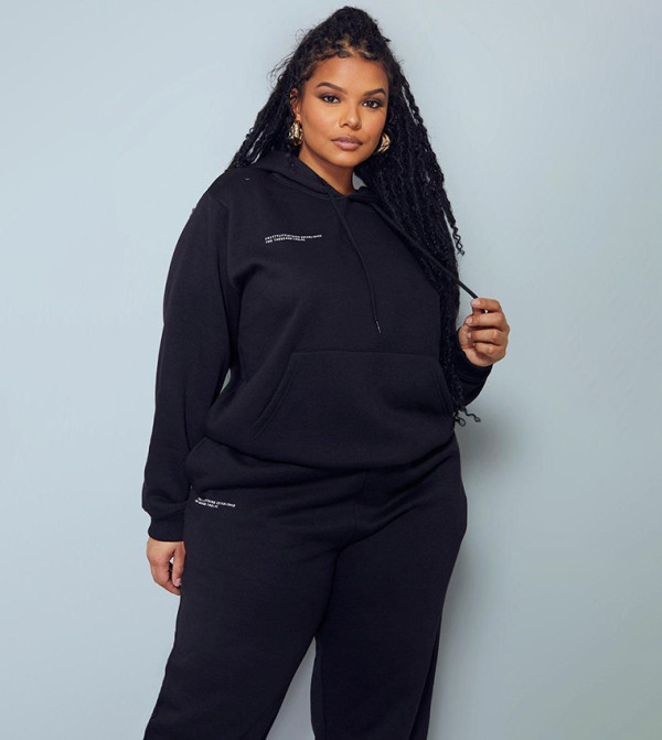 هودي واسع مطبوع بشعار للمقاسات الكبيرة