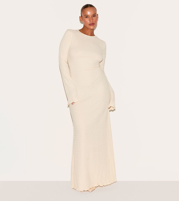 فستان ماكسي بكم طويل وحوف متعرجة للمقاسات الكبيرة 