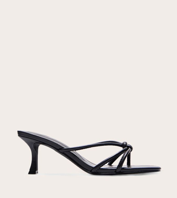 صندل كعب بمقدمة مربعة 