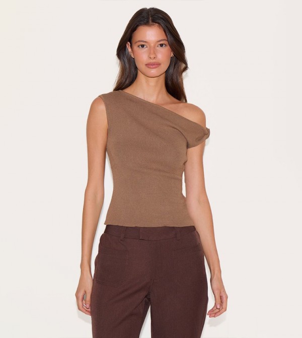 توب محبوك بياقة ملتفة