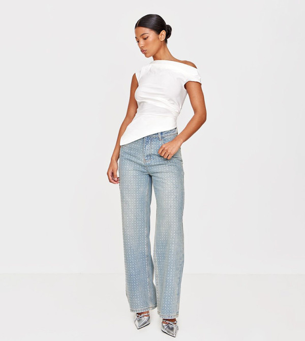 بنطلون جينز بقصة مستقيمة بغسلة فاتحة 