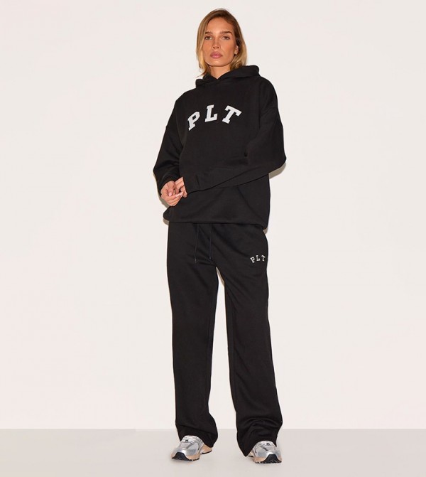 بنطال رياضة واسع بطبعة شعار