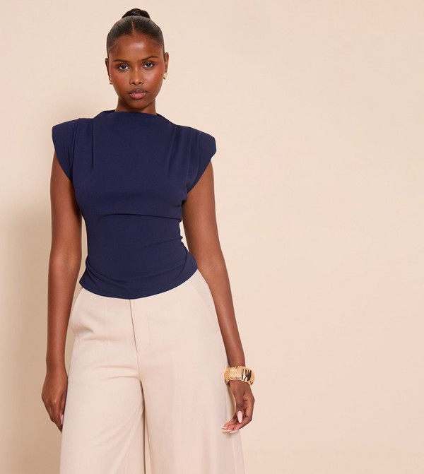 توب بياقة واسعة وأكتاف مبطنة 