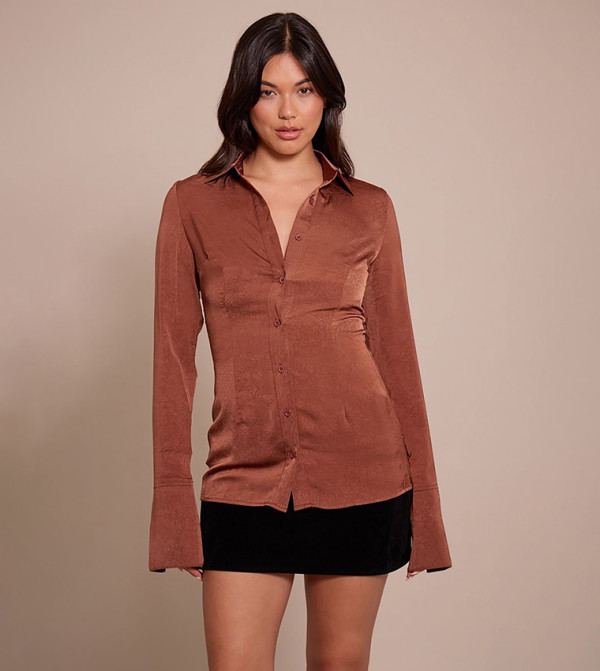 قميص ضيق كم طويل