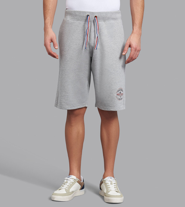 شورت كاجوال مزين بطبعات 