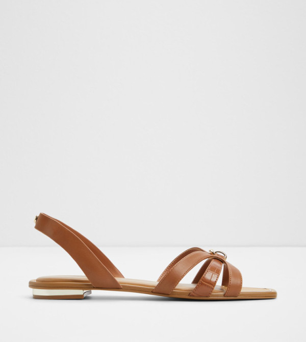 صندل ماراسيتا فلات مزين بإكسسوار معدني 