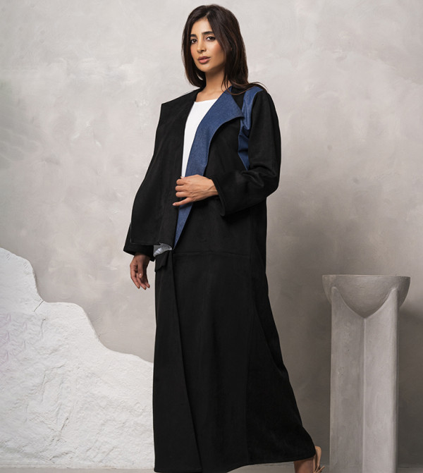 عباية بأكمام طويلة وألوان متناسقة 