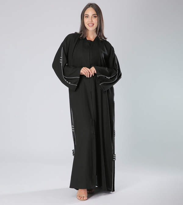 عباية بياقة V وأكمام طويلة وأطراف متباينة 