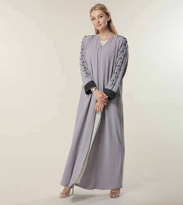 عباية مزخرفة بأساور 