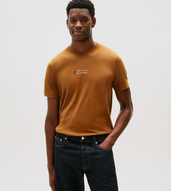 تيشيرت كم قصير بطبعة شعار