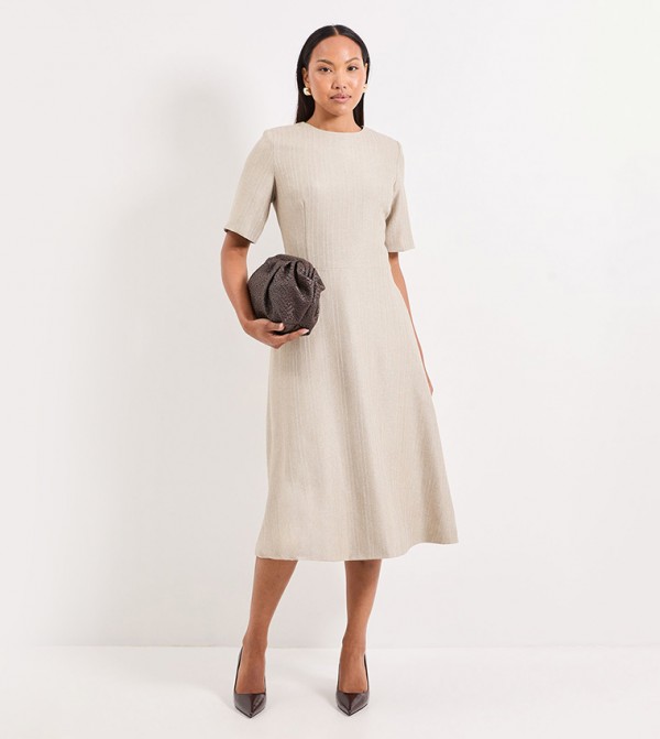 فستان ميدي مخطط بقصة مفصلة وكم قصير 