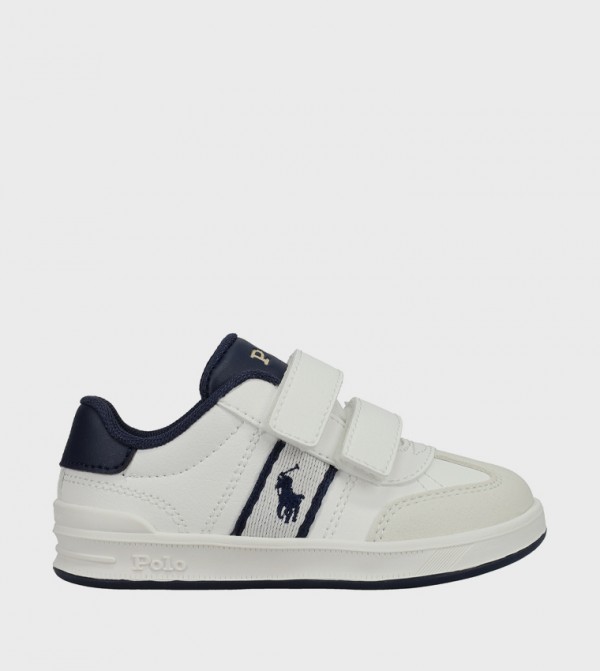 سنيكرز بشعار مطرز وبشريط فيلكرو