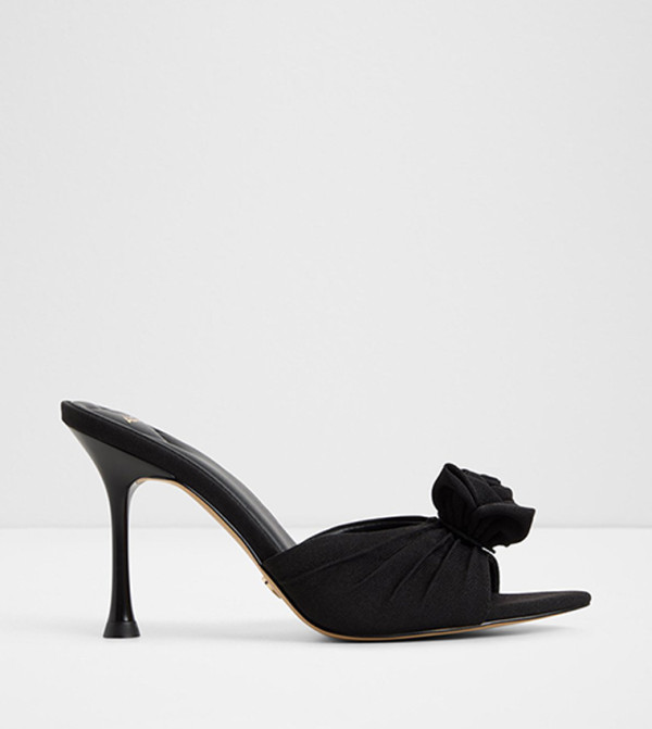 صندل بكعب ومقدمة مفتوحة 