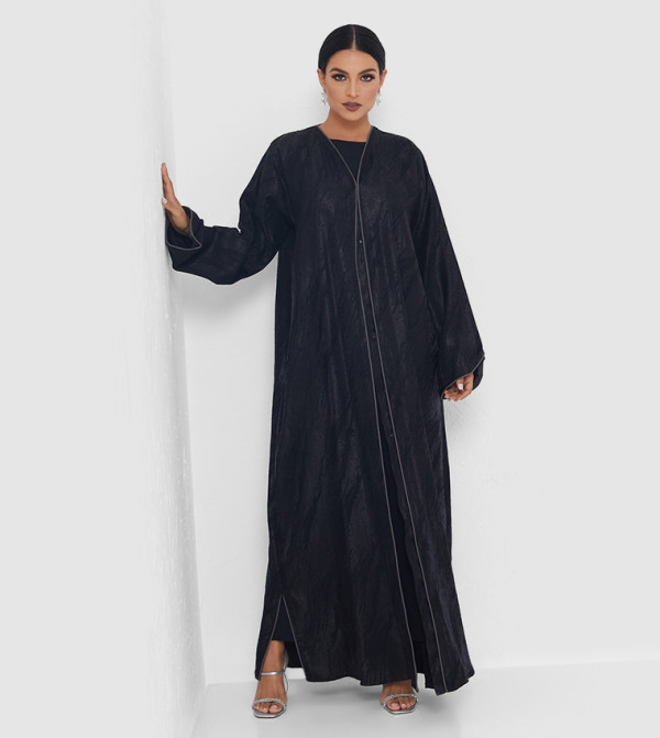 عباية باللون الأسود